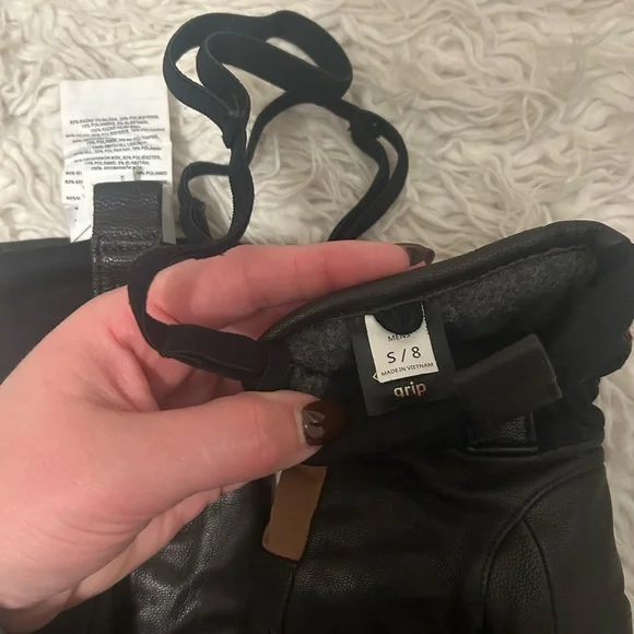 Women’s ski kit complete w/ gently used jacket, pants, leggings, gloves & bag! - Picture 7 of 17